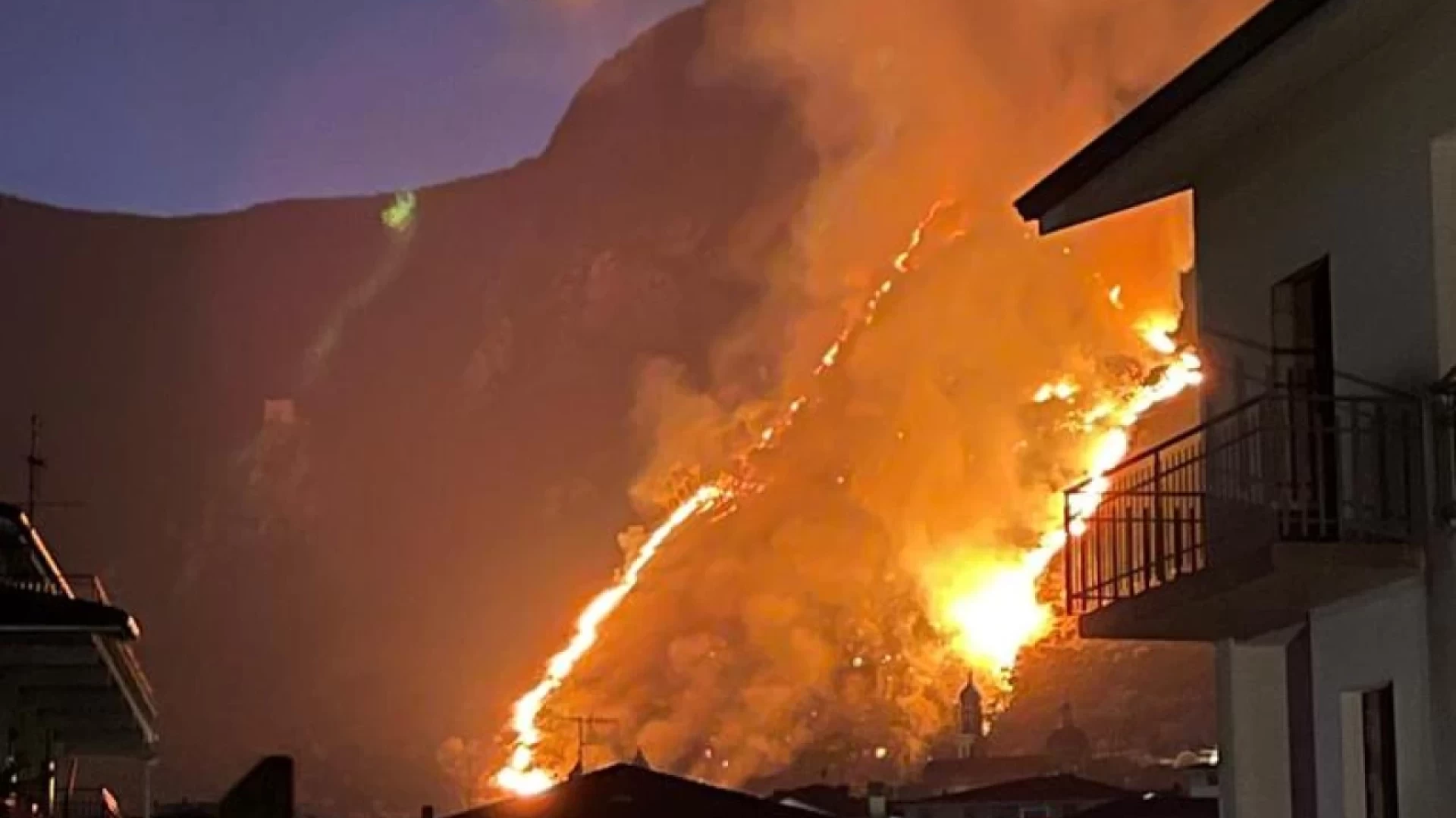 Venafro: brucia ancora monte Santa Croce. In azione due Canadair e un elicottero dalle prime luci dell’alba.